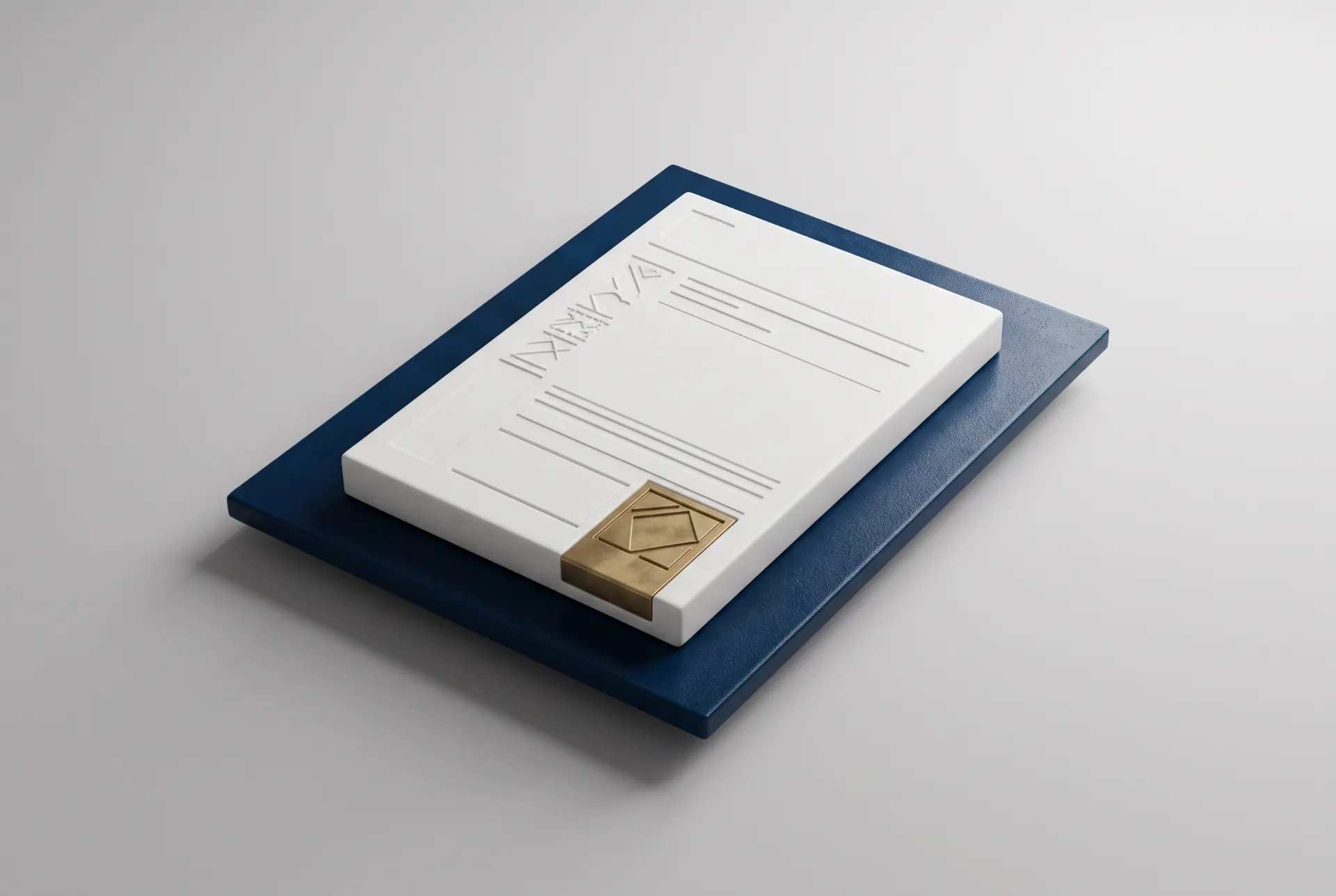 Cartão e envelope de presente em caixa azul marinho com acabamento dourado, sobre fundo claro, com visual moderno e elegante de embalagem para lembrança ou convite.