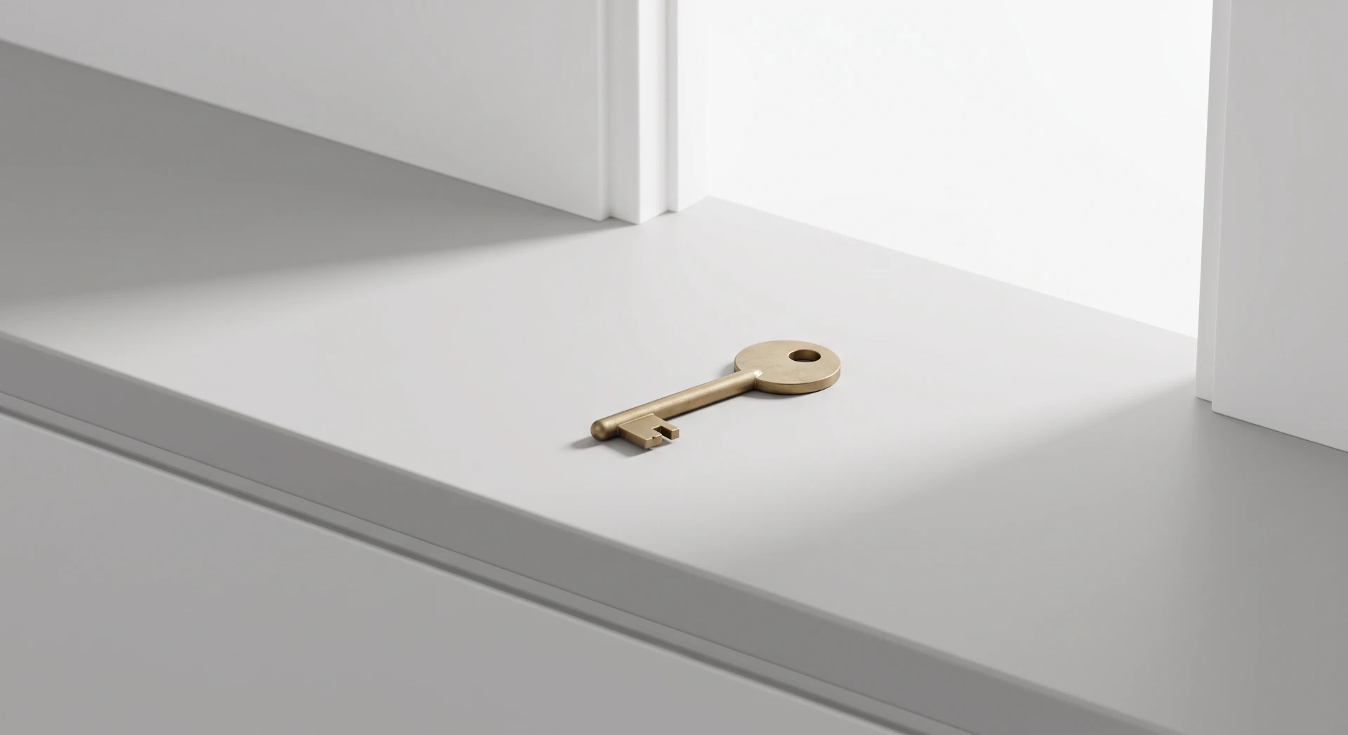 Chave de metal dourada e porta de segurança aberta sobre uma superfície branca, com foco no detalhe do mecanismo e no design minimalista