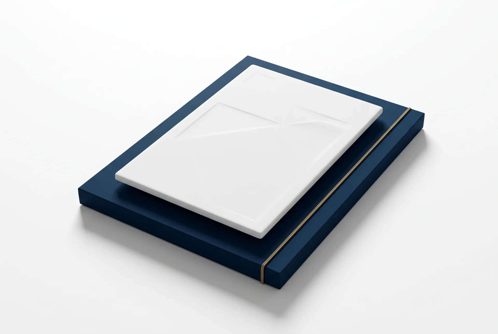 Imagem em fundo branco de um bloco retangular azul-marinho com uma placa branca encaixada em seu topo, formando uma composição minimalista e moderna, com detalhe de faixa dourada ao lado.