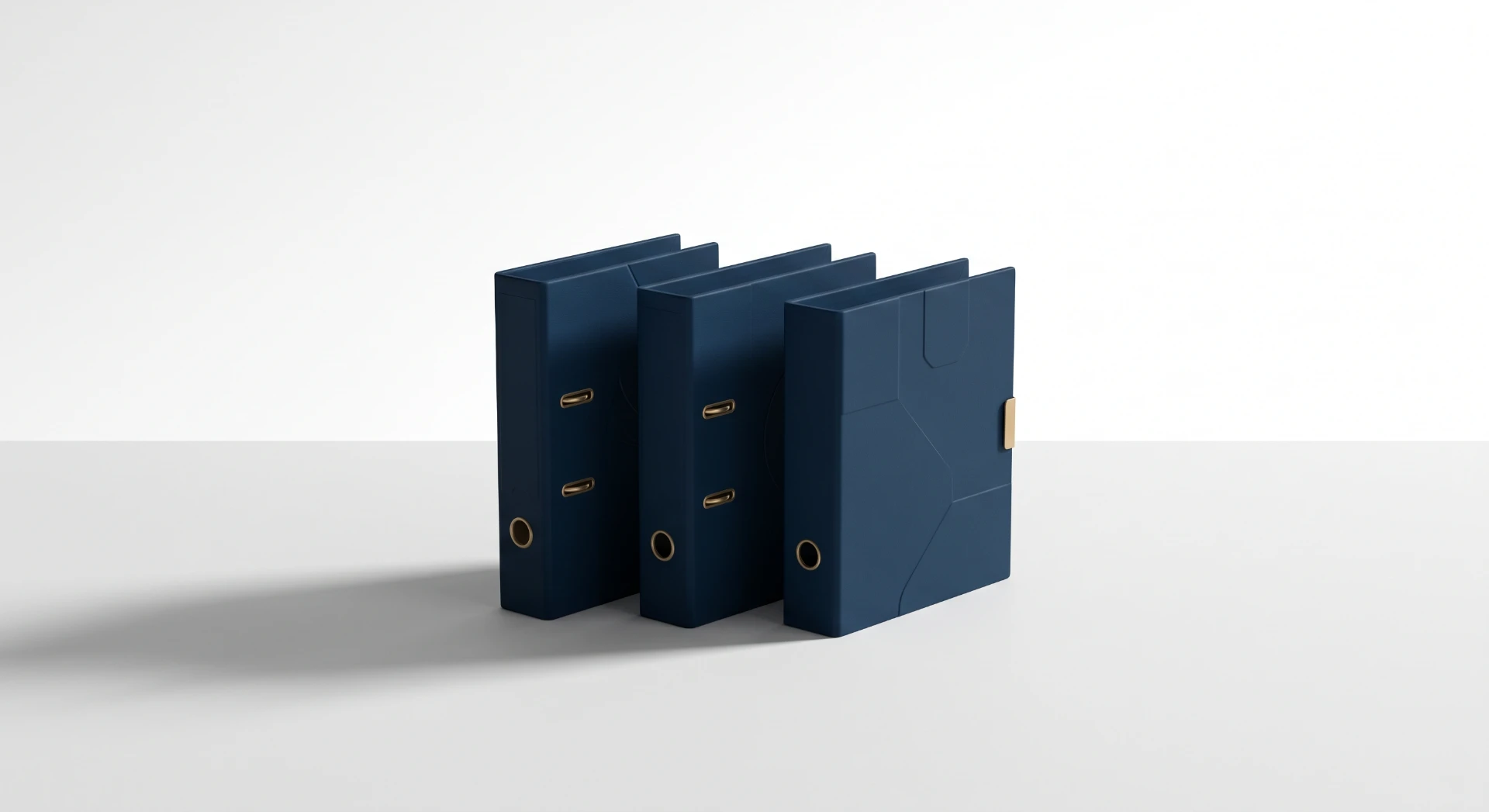 Conjunto de pastas de arquivo em cor azul-marinho, com capas rígidas e detalhes metálicos, organizadas em pé sobre fundo claro, com visão em perspectiva 3D.
