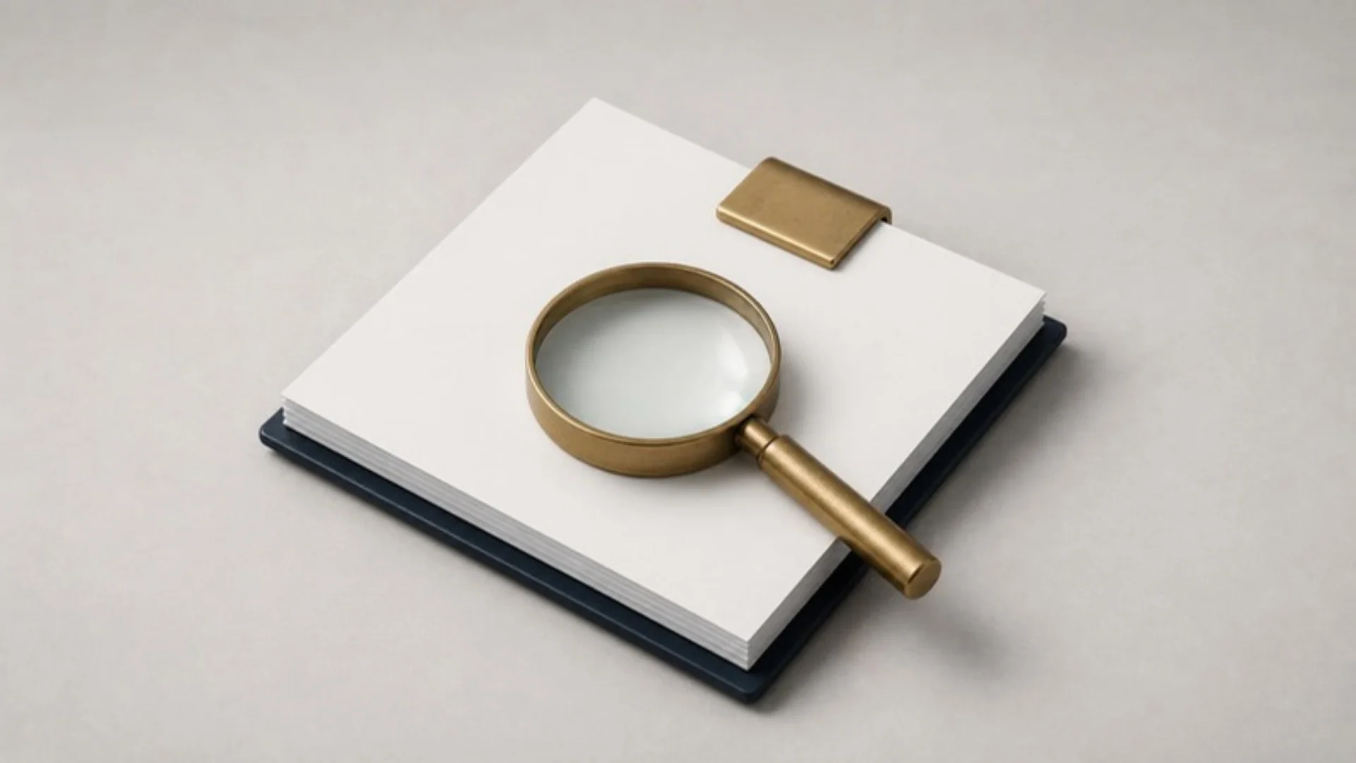 Pilha de documentos com lupa representando a leitura do edital e da matrícula antes do lance