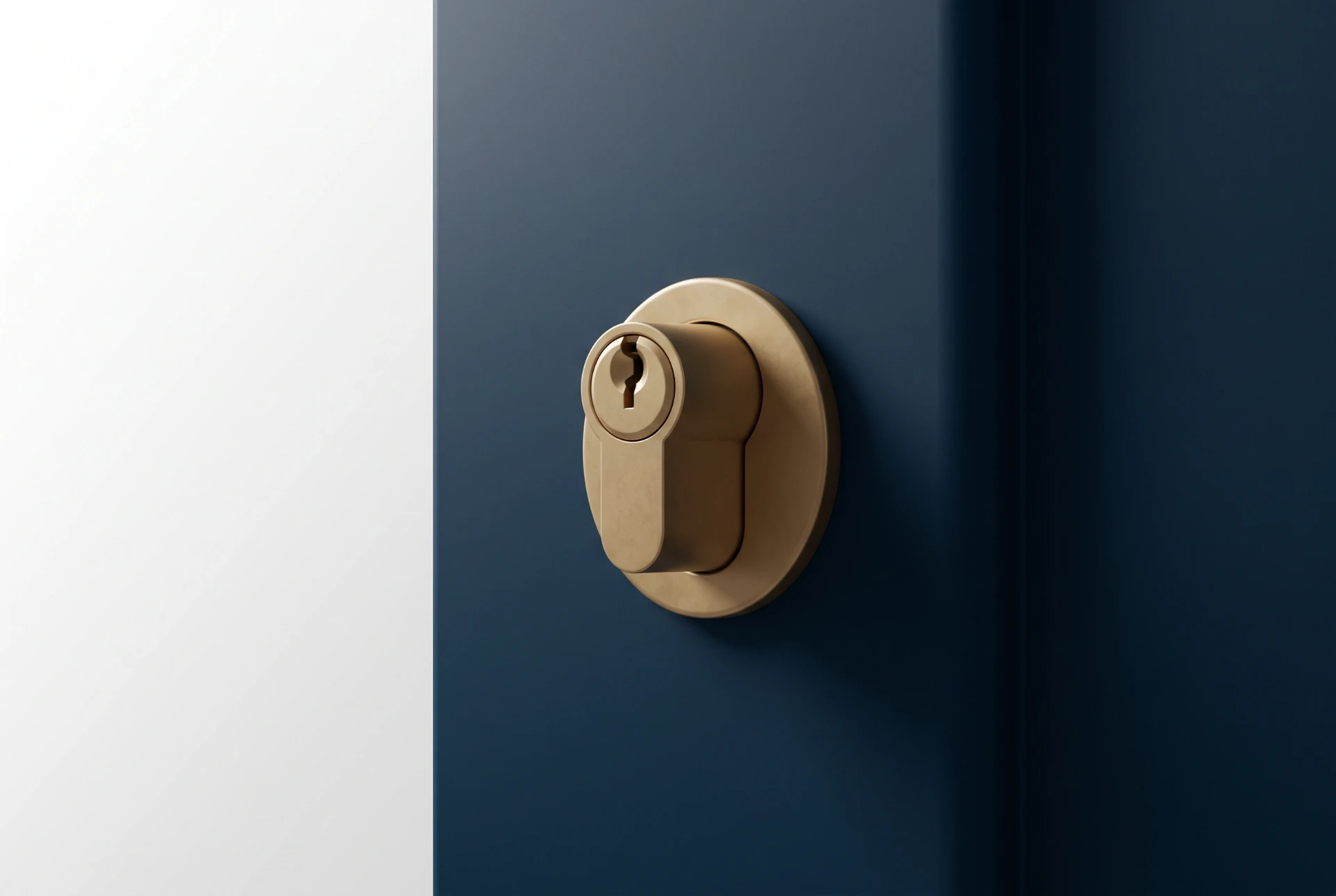 Fechadura cilíndrica embutida em uma porta azul escura, vista de perto com chave ao centro, destacando o mecanismo e o acabamento metálico em fundo minimalista